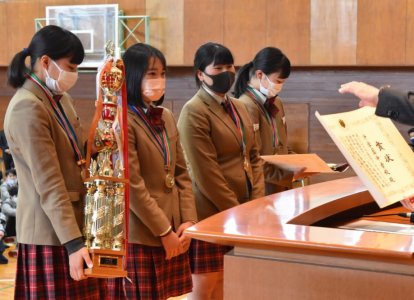 表彰：中学ゴルフ部女子「令和二年度九州中学ゴルフ選手権大会女子団体優勝」、「令和二年度全国中学校ゴルフ選手権大会文部科学大臣旗争奪優勝」、「九州中学ゴルフ選手権女子個人優勝　左　奈々さん」、「全国中学校ゴルフ選手権大会文部科学大臣旗争奪MVP賞　三明桜子さん」