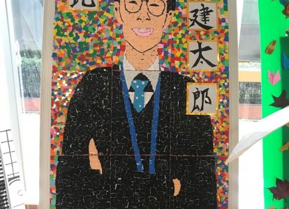 2年3組　普通科アスリートコース『来世は真剣佑でありたい～実は下履いてません～』<br>正直、恩地先生はそこまでイケメンではありません。せめて生まれ変わったら真剣佑のようなイケメンであってほしいという僕らの願いです。下を履いていないかはご想像にお任せします。