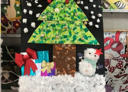 2年B組　社会総合学科保育福祉コース　『Merry Christmas』  <br>これからの季節がクリスマスなので学校でクリスマスを感じてほしいからです。切り絵にした理由は、クラス全員で取り組むことができると思ったからです。