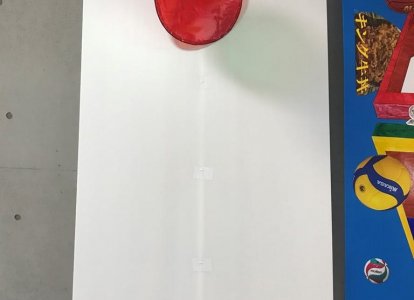 3年2組　普通科進学コース　『ＳＩＧＵＮＡＬ』  <br>アイスランドの芸術家オラファーエリアソンの作品にちなんで、モダンなSIGUNALを送ることにしました。この作品を見て、みなさんも現在を形作れる能力を身に付けるきっかけにしてください。