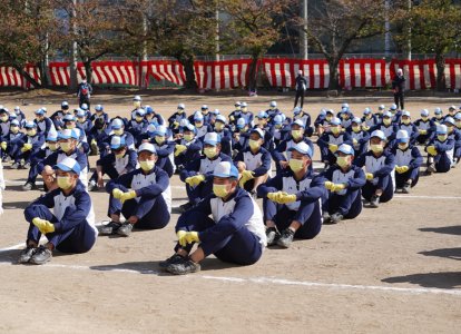 マスクと手袋の色が鮮やかです！