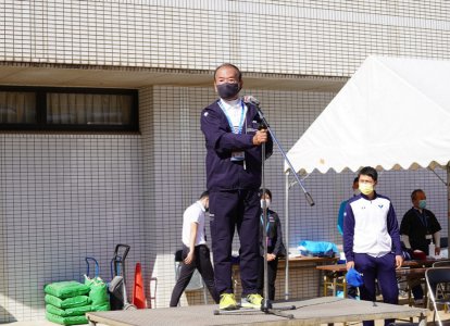 講評。沖隆邦理事長・校長先生。