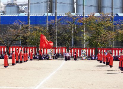 隆徳館6年生で編成された応援団。