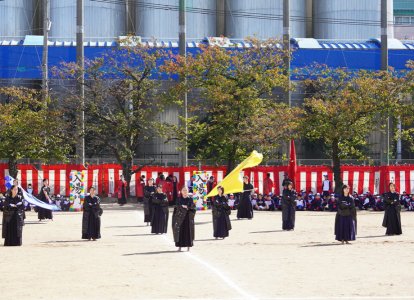 沖学園3-B食育コースと保育福祉コースの生徒で編成。