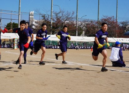 男子は8人で1周ずつ走ります。