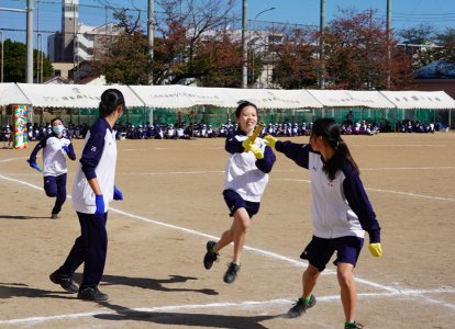 女子は8人で半周ずつ走ります。