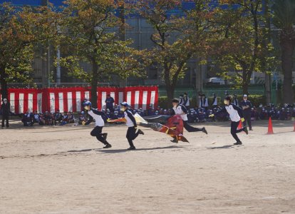 手が離れたら反則です。