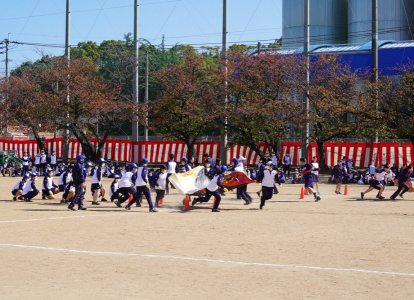 各団旗の4隅を4人で持ってリレーします。