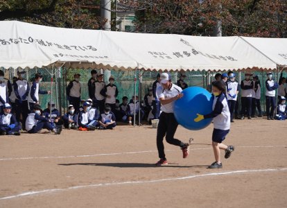二人三脚の紐も距離を長くしました。恩地先生（社会科）