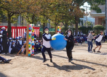 距離を保つためバランスボールを挟んで競技。松尾先生（国語科）