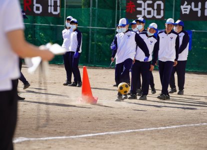 制限時間内に6人の選手が順番に蹴り続けます。
