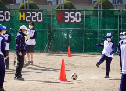 コーンにサッカーボールを蹴り当て、コーンをより遠くまで進めます。