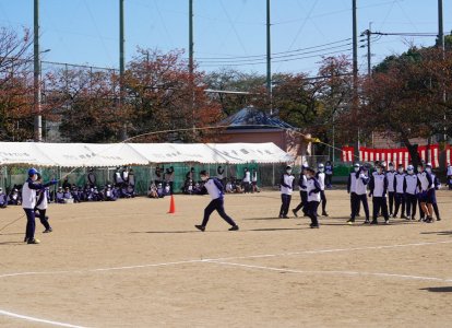跳ぶ選手の距離が保てます。