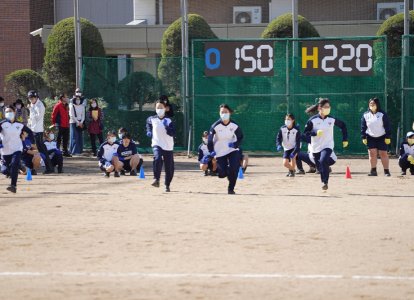 直線距離50m走。