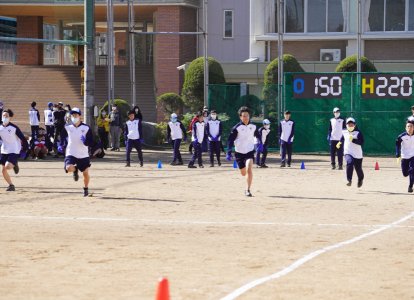 レーンの幅は約2m。
