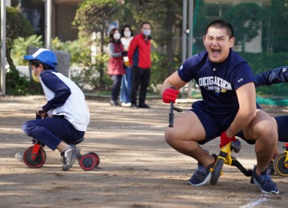 身体が大きいので三輪車が壊れてしまいました。