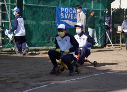お尻がサドルから離れたら反則です。