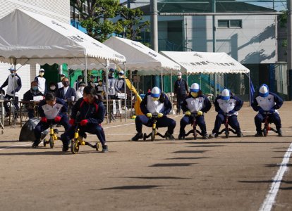 ブロック対抗三輪車リレー。
