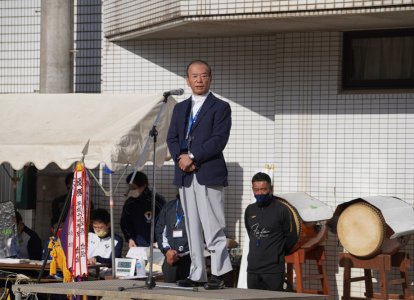 開会の挨拶。沖隆邦理事長・校長先生。
