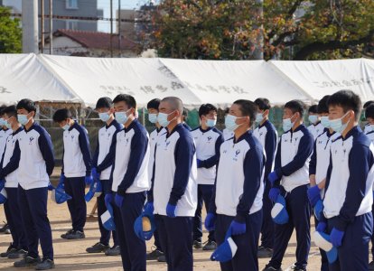 沖学園高校のO団は青色、H団は黄色。R団（隆徳館）は赤色。