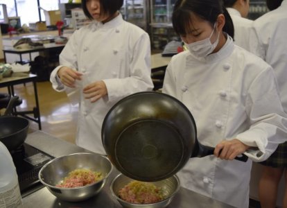 ロールキャベツの具を炒めます