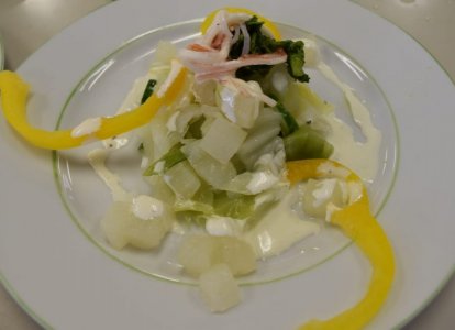 春野菜のサラダ　パプリカの黄色がきれいですね