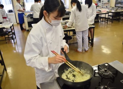 ガーリックバターライス調理中