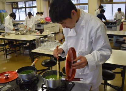 茹でています
