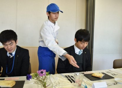 配膳も見事に丁寧に行いました！