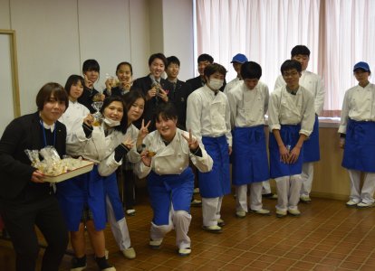 担任の日髙先生と記念撮影！