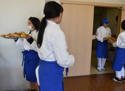 配膳も食育コースで行います！