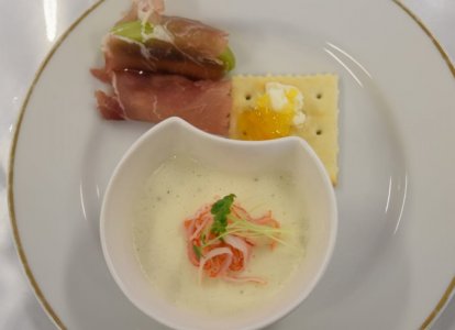 前菜「カブのムース＆キュウィの生ハム巻き」