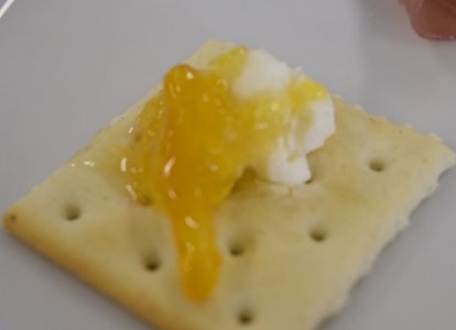 クラッカー上のジャムは正門横に咲いている蜜柑を用いました！