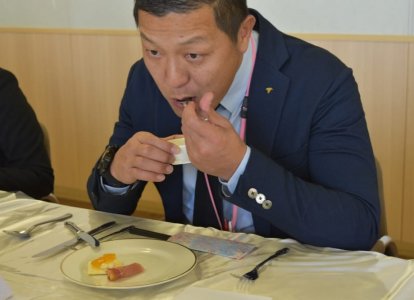 カブのムースに舌鼓を打つ鬼塚佳幸先生
