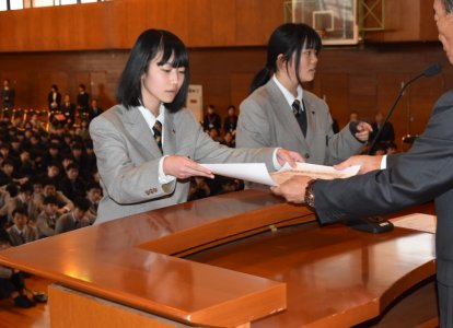 表彰式 ＜美術部＞「覚せい剤等薬物乱用防止のための啓発用ポスターコンクール」<br>入選 1年C組：重冨ひなたさん（グラフィックデザインコース）