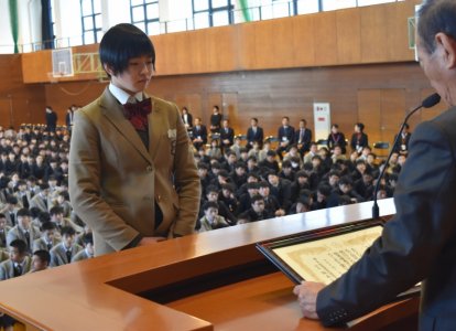 表彰式「税に関する作文」<br>納税貯蓄組合連合会会長賞 隆徳館2年：江藤実桜さん（アカデミーコース・柔道）