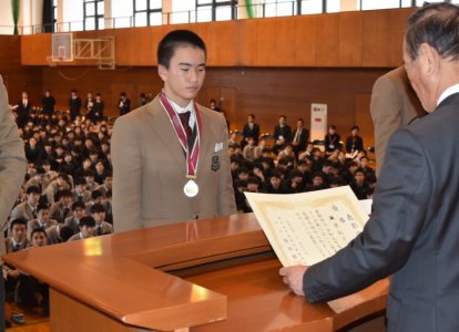 表彰式＜中学硬式野球＞<br>令和元年度西日本中学硬式野球連盟秋季リーグ戦　優勝<br>毎日新聞社旗争奪トーナメント大会　優勝<br>同大会　最優秀選手賞　隆徳館2年：井上結喜くん（アイビーコース）