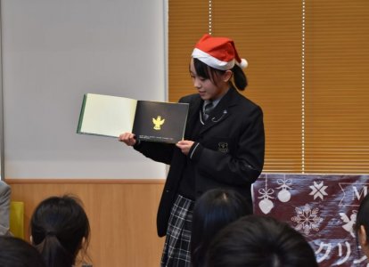 絵本「よるくま くりすますのまえのよる」：白石梓紗さん（３年保育福祉コース）の読み聞かせ