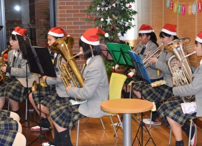 定番の「ジングルベル」、「聖夜」、「ラストクリスマス」を演奏しました。