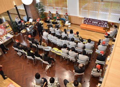 吹き抜け天井のため２階からの様子を撮影しました。