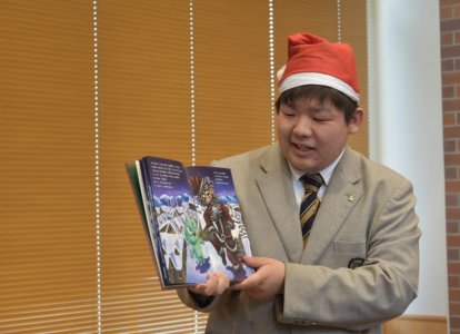 絵本「クリスマスのあくま」：飯島知紀くん（２年食育コース）の読み聞かせ