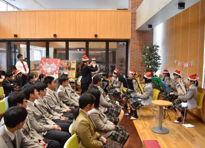 吹奏楽部は１・２年生のみの演奏です。