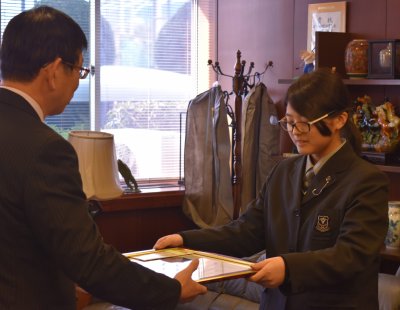 違法銃器根絶ポスターコンクール最優秀賞受賞＜3-Bグラフィックデザインコース野中智遥さん＞