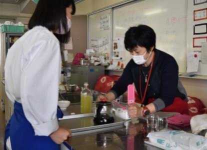 社会総合学科食育コース<br>調理実習「ピザ」池田先生