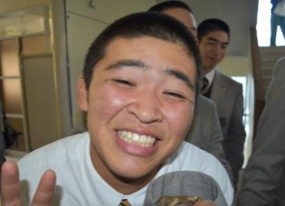 「楽しい文化祭でした！」はしゃぐ室恒成君（1-3）