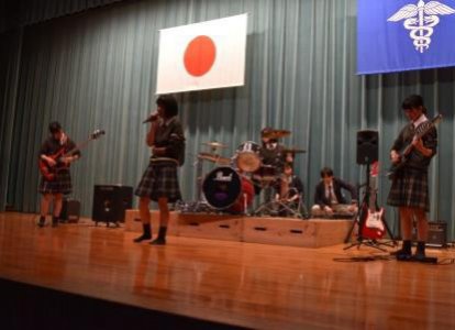 食育コースの吉永さん（ベース）、里木さん（ドラム）、濵砂さん（ボーカル）、ビジネスコースの吉見さん（ギター）
