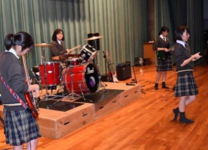 2年生社会総合学科女子4人組バンド
