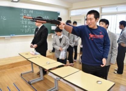 ライフルにコルク弾を込めて狙います！