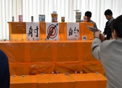 ３年３組：「射的屋さん」射的で豪華景品に挑戦
