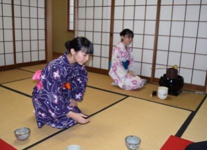 茶道部の中山さん（3-C）と松尾さん（2-A）